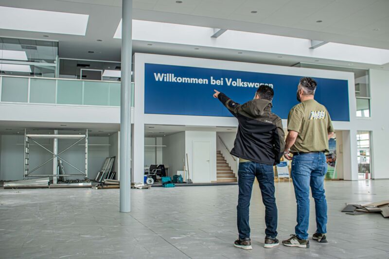 Geschäftsführer sichten Enterknungsprojekt Die Geschäftsführer der HASU Abbruch GmbH führt eine Inspektion und Endabnahme des Entkernungsprojekts.