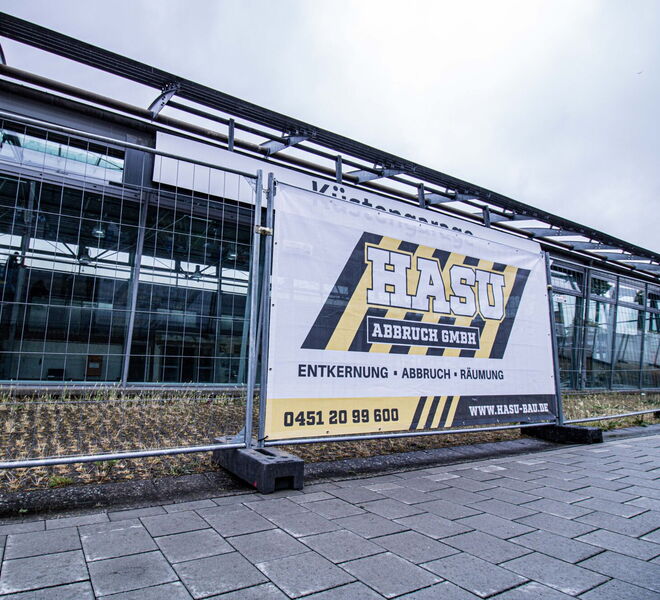 Das Büro- und Lagergebäude der HASU Abbruch GmbH von außen. Vor dem Gebäude stehen mehrere Autos.