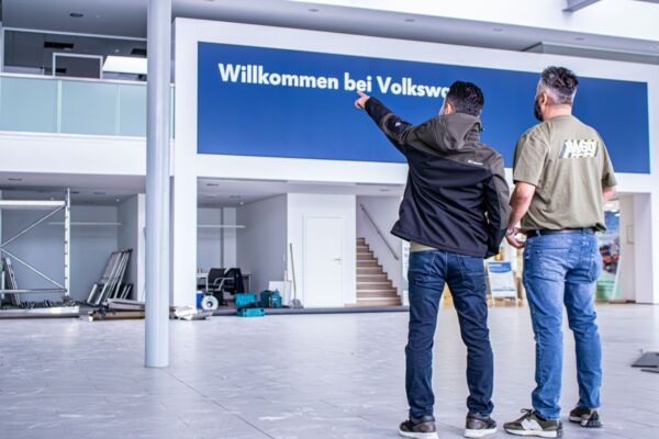 Die Geschäftsführer der HASU Abbruch GmbH planen die Abbrucharbeiten beim Kunden Volkswagen vor Ort.