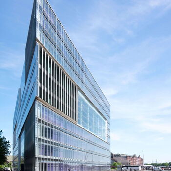 Referenzprojekt für die Entkernung der HASU Abbruch GmbH im Deichtor Office Center. Außenansicht des Gebäudes.